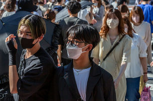日本每日新聞公布最新民調，有關日本政府正檢討將COVID-19防疫等級調降到等同季節性流感，有46%受訪者表示贊成。示意圖。（圖／GettyImages）