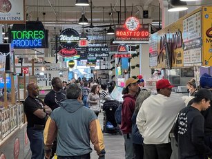 洛杉磯中央市場（Grand Central Market）最初是商用建築一樓，如今挑高的天花板掛著各個攤位的特色霓虹燈，各國美食匯聚一堂。（圖／中央社）