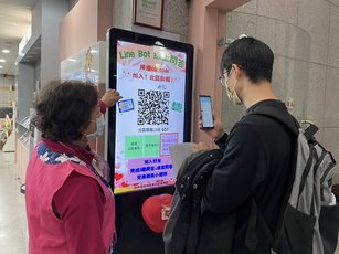 中央健康保險署北區業務組志工引導民眾加入LINE BOT服務及參加廉政互動遊戲。（健保署北區業務組提供）