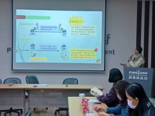 屏東縣民政處處長徐富癸說明屏東縣政府戶政優化的種種措施。（圖／李涓榕）
