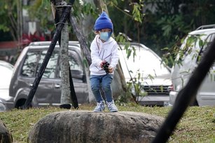 氣象局19日表示，未來一週分別自今天起至22日、24日至26日有兩波冷空氣接力影響，首波最冷時間點是21日晚間至22日清晨，台南以北低溫探攝氏11度。圖為小朋友在台北市松山區公園遊玩。（圖／中央社）