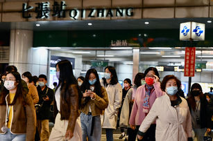  室內戴口罩規定從20日起鬆綁，交通部提醒，大眾運輸工具及場站仍須全程佩戴口罩。示意圖。（圖／GettyImages）