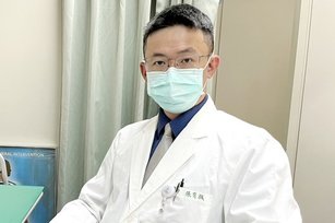台中市有男子因胸部特別突出而自卑，雖健身， 體重降到72公斤但胸部仍不瘦。台中市澄清醫院中港院區整形外科醫師張育誠（圖）20日表示，患者是男性女乳症，經手術後才恢復。 （圖／醫院提供）