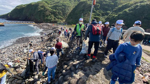 宜蘭縣龜山島3月1日起開放遊客登島，觀光局東北角暨宜蘭海岸國家風景區管理處28日舉辦「龜山島淨灘活動」，呼籲民眾愛護海洋。 （圖／東北角暨宜蘭海岸國家風景區管理處提供）