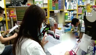 部分新藥新科技昂貴卻療效實證不足而遲未納入健保， 病患自費負擔不小，中央健保署署長石崇良說未來考慮有條件暫時健保收載，交由專家討論 。示意圖。（圖／新唐人資料影像） 