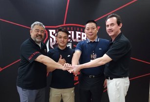 2023年3月27日，澎湖縣運動觀光發展協會宣布與台灣職籃PLG高雄鋼鐵人隊攜手推動觀光。圖右2為居中牽線的前籃球國手、長林文創教育基金會董事長洪長青。（澎湖縣運動觀光發展協會提供）