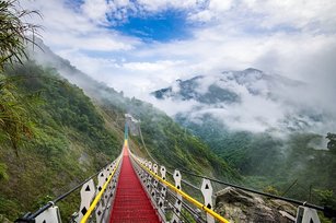 全台第一長雙龍瀑布七彩吊橋（南投縣風景管理處提供）