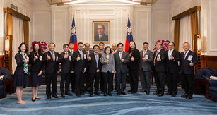 2023年4月20日，蔡英文總統在總統府接見2022年「傑出資訊人才獎」得主，國立澎湖科技大學校長黃有評（左3）名列其中。（圖／澎科大提供）