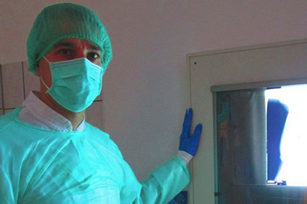 德國心理醫生Kai-Uwe Herthneck博士最近拜讀了李大師的文章《為甚麼會有人類》後表示很震撼。（受訪者提供）