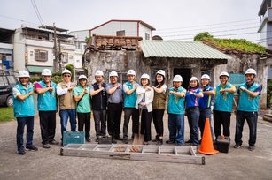 電影「做工的人」中上 演各行各業齊力行善故事，屏東縣周春米表示，在屏東已是百工師傅的日常。（屏東縣政府提供）