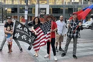 六四天網負責人兼公民記者王晶（左二）資料照。（王晶提供）