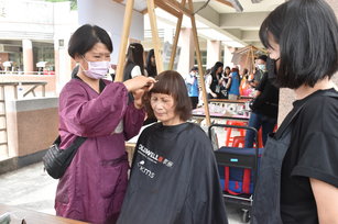 職訓攤位快速剪髮體驗（勞動力發展署桃竹苗分署提供）