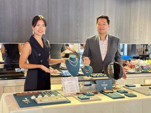 左品牌創辦人蔡晏羚Jamie、右樂逸集團執行長蔡肇洋。(新唐人拍攝)