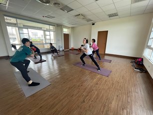 「銀髮俱樂部」由專業師資帶領的體健班，讓長輩能夠培養運動習慣。（屏東縣政府社會處鹽埔社會福利服務中心提供）
