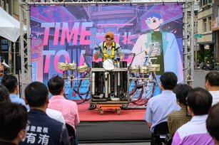 「鹽夏不夜埕」為中山大學近年來每年舉辦的創意街區活動，希冀帶動鹽埕社區發展，吸引年輕人重新感受街區魅力。（國立中山大學提供）