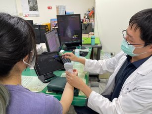 手麻無力，經衛生福利部朴子醫院復健科檢查，發現是腕隧道症候群惹的禍。（朴子醫院提供）
