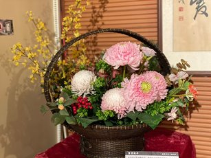 蓪草紙做出栩栩如生的花朵。(朴子市公所提供)