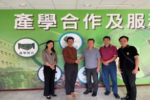 大自然環保科技總經理曾誌文（左3）、虎科大育成中心王偉儒經理(左2)、虎科大 機電輔系鄭芳松主任(右2)、雲林YBMC青銀創生基地吳長興博士(右1)、大自然環保科技財務經理楊枝敏(左1) 共同簽訂產學合作計畫及育成進駐合約。(虎科大提供)