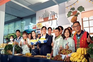 「夏祭新鮮市」專屬農產品牌 陳其邁化身最強推銷員。(圖／葉子棻)