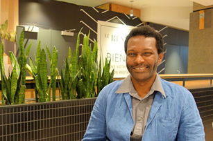 加拿大職業談判專家 Widler Jules拜讀拜讀法輪大法創始人李洪志先生的《為什麼會有人類》和《為什麼要救度眾生》兩篇文章後表示，他領悟到人一定要行善事 。（大紀元）