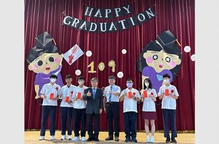 2023年6月1日，台電澎湖區營業處長羅元良（左4）出席澎湖高級海事水產職業學校畢業典禮，並頒發高職技術類科獎學金給6位通過甄選的應屆畢業生。（圖／台電澎湖區營業處提供） 
