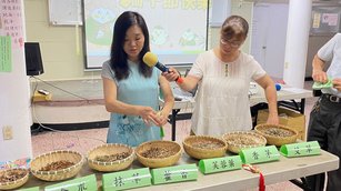 端午佳節前夕，中藥用藥安全與養生老師鄭雅云，指導平鎮區民眾DIY傳統中草藥材香包。（鄭雅云提供）