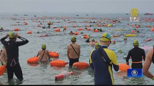5000公尺泳渡澎湖灣 季胤呈拔頭籌