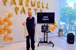 范宏二醫師行醫67年，6月30日脫下醫師袍，正式榮退。(圖／葉子棻)