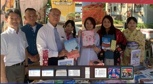 屏東縣縣長周春米(右三)日台交流協會高雄事務所所長奧正史(左三)展示攤位前留影。（新唐人拍攝）