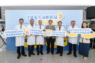 （由左至右）吳明儒、陳伯彥、傅雲慶、王復德、吳杰亮、劉伯瑜、王宇婕共同邀請就醫民眾至中榮參觀衛教巡迴展（台中榮總提供）