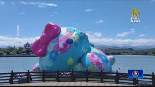 Hello Kitty熱到融化？裝置藝術洩氣不支倒地