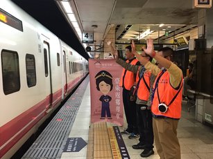 「台東縣政府年節返鄉專車」即將於112年中秋節後落幕，未來不再辦理各年節返鄉專車服務。（台東縣政府提供）