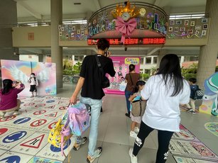 今（30日）天開學日，高雄市不少小學舉辦迎新活動熱鬧又有趣。（高雄市教育局提供）