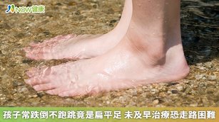 薛千川醫師解釋，扁平足分為軟性扁平足與先天異常扁平足，前者抬起腳時看的到足弓，但踩地時足弓就塌陷、看不見，這類病人占9成以上。（圖／NOW健康製作；圖片來源／ingimage）