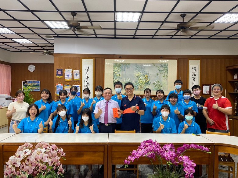 蔡吉郎校長頒發獎金給參加語文競賽得獎師生。（東石高中提供）
