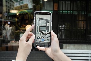 嘉市10月將推出「嘉義美街圖鑑」，遊客走訪「美街」，同時能透過社群軟體IG掃描QRcode，體驗AR擴增實境（嘉義市政府提供）