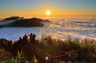 隙頂二延平步道夕陽雲海（阿里山國家風景區管理處提供）