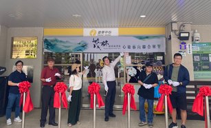 茂管處「心遊藝向聯合畫展」在該處新威遊客中心展出，茂管處秘書王宗聖（左4）誠摯邀請遊客前往觀展（茂管處提供）