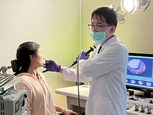 張醫師利用內視鏡將鼻腔結石順利取出。（衛生福利部嘉義醫院提供）