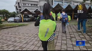 礁溪龍潭國小螢光色「防水書包套」安全性增獲好評