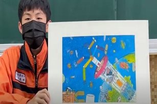郭逸群同學的作品以「不用成為大富翁，人人都可上太空」為主題，提出了創新的解決太空垃圾問題的方案。（桃園市立經國國中提供）