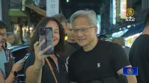 黃仁勳再訪台！帶妻逛夜市 請吃糖葫蘆展親民形象