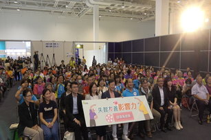 上百名長者組成「健康萬歲團」，巨型黑膠唱片啟動健康療癒。(圖／葉子棻)