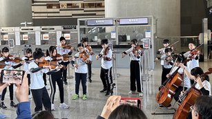 2023年11月19日，東興國小弦樂團的孩子們在高鐵新竹站，演出莫扎特以及布瑞頓的曲目。（圖／高鐵新竹站提供）