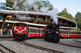 歷經3年改建，阿里山林鐵祝山車站美麗再現，站體造型如雲浪波動，極富意境（林鐵及文資處提供）