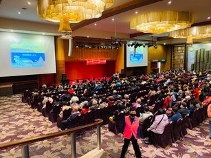 2023年12月2日，馬公市公所在百世多麗花園酒店國際宴會廳舉辦「澎南心動三周年暨金色雙島追夕陽五周年」成果發表會，場面熱鬧。（圖／馬公市公所提供）