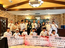 高餐大學王美蓉教授和乾杯集團產學合作，為學生提供寬廣平台。（高餐大提供）