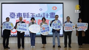 大合照。（左3、台東縣長饒慶鈴、左2華文卡內基訓練創辦人黑幼龍、左1立凱電投資長朱瑞陽、左4台東縣政府教育處處長蔡美瑤、右3立凱電董事長張聖時、右2國立台東大學理工學院院長胡焯淳、右1台東高中校長陳美蓮。）