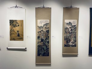 中央山水畫以傳統技法結合台灣在地地景，描繪了太魯閣的鬼斧神工。（畫面來源：高雄市水墨藝術學會）