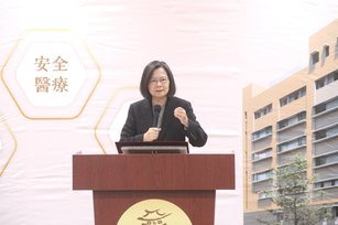 蔡英文總統特地南下屏東，為恆春旅遊醫院主持新醫療大樓啟用典禮。（屏東縣政府提供）